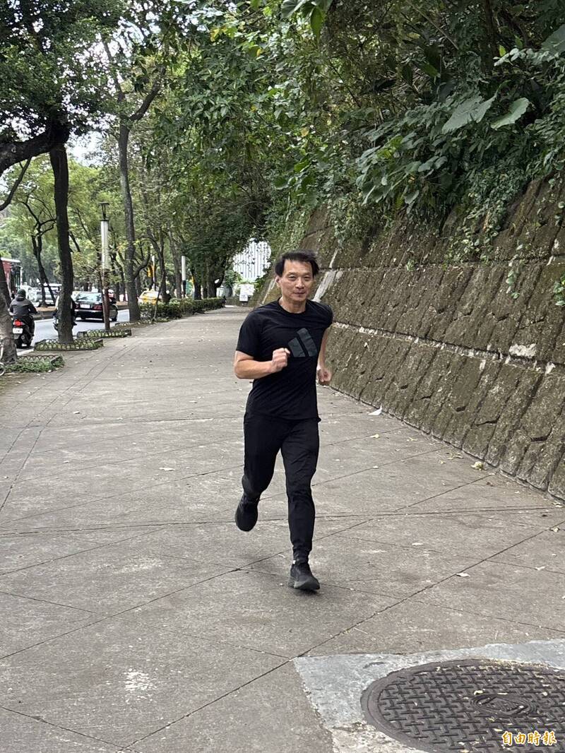 全國教師工會總聯合會理事長侯俊良每天跑步成習慣,任何地方和時間,只要有空檔,台北市人行道也成為路跑的場域。(記者林曉雲攝) 全國教師工會總聯合會理事長侯俊良每天跑步成習慣,任何地方和時間,只要有空檔,台北市人行道也成為路跑的場域。(記者林曉雲攝)