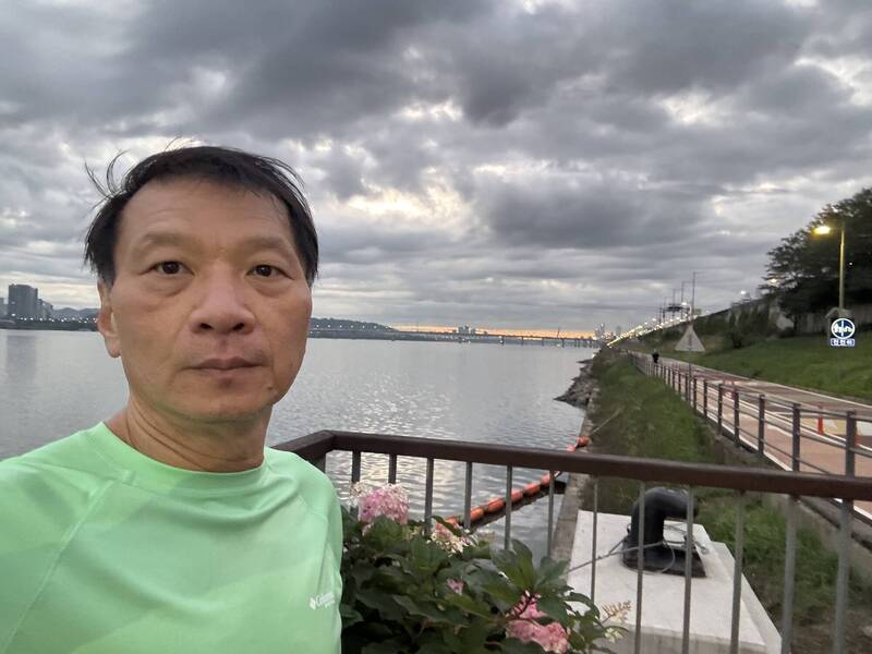 侯俊良每天跑步,之前赴韓國首爾,參加北亞四國教師工會領袖會議,早上沿漢江旁邊晨跑。(圖由侯俊良提供) 侯俊良每天跑步,之前赴韓國首爾,參加北亞四國教師工會領袖會議,早上沿漢江旁邊晨跑。(圖由侯俊良提供)