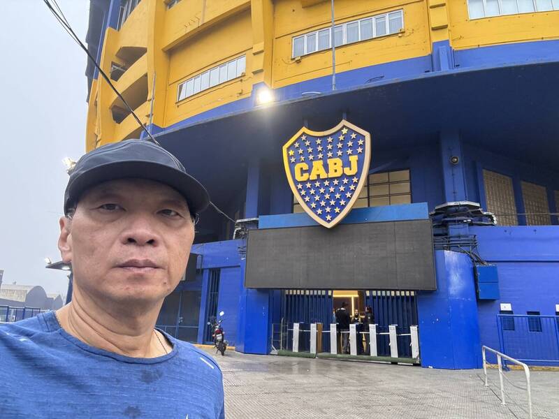 侯俊良在阿根廷布宜諾斯艾利斯,參加世界教師組織大會,仍每天跑步,早上跑到當地足球場前。(圖由侯俊良提供) 侯俊良在阿根廷布宜諾斯艾利斯,參加世界教師組織大會,仍每天跑步,早上跑到當地足球場前。(圖由侯俊良提供)