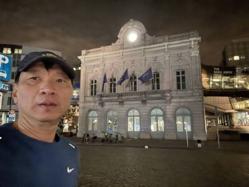 侯俊良跑步成每天基本功,之前在比利時布魯塞爾參加AI世界大會,清晨跑到歐盟議會前。(圖由侯俊良提供) 侯俊良跑步成每天基本功,之前在比利時布魯塞爾參加AI世界大會,清晨跑到歐盟議會前。(圖由侯俊良提供)