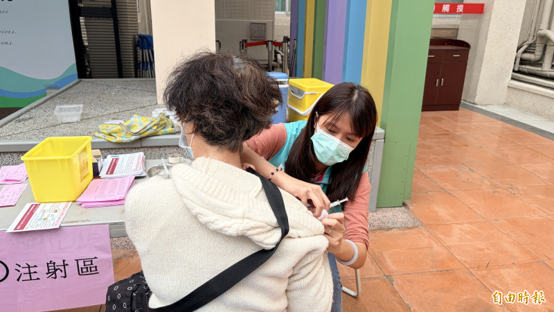 衛福部基隆醫院開設疫苗接種站,為民眾免費施拉流感及新冠疫苗。(記者盧賢秀攝) 衛福部基隆醫院開設疫苗接種站,為民眾免費施拉流感及新冠疫苗。(記者盧賢秀攝)
