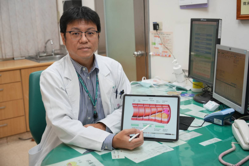 聖馬爾定醫院心臟內科曾宥翔醫師提醒民眾注意腳上的小傷口,可能是全身血管堵塞警訊。(聖馬爾定醫院提供) 聖馬爾定醫院心臟內科曾宥翔醫師提醒民眾注意腳上的小傷口,可能是全身血管堵塞警訊。(聖馬爾定醫院提供)