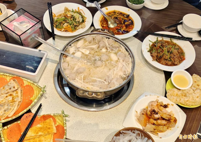 春節期間,腎友只要掌握「選對食物、控制份量、調味清淡」三大原則,還是可以健康、美食兼備地與家人開心吃團圓飯。(記者張軒哲攝) 春節期間,腎友只要掌握「選對食物、控制份量、調味清淡」三大原則,還是可以健康、美食兼備地與家人開心吃團圓飯。(記者張軒哲攝)