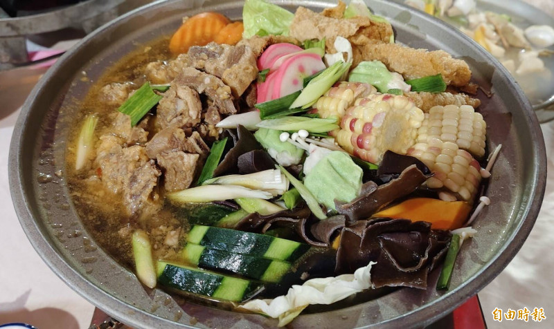 鍋物因為是長時間燉煮,湯底濃縮食材釋出的精華,對腎臟的傷害大。(記者張軒哲攝) 鍋物因為是長時間燉煮,湯底濃縮食材釋出的精華,對腎臟的傷害大。(記者張軒哲攝)