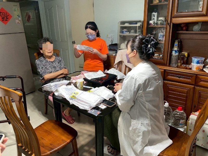 藥師許青育居家訪視,教導正確量測與紀錄血壓,並耐心說明按時服藥的重要性,為黃阿嬤檢視處方及藥品,協助建立正確用藥習慣。(台中市食安處提供) 藥師許青育居家訪視,教導正確量測與紀錄血壓,並耐心說明按時服藥的重要性,為黃阿嬤檢視處方及藥品,協助建立正確用藥習慣。(台中市食安處提供)