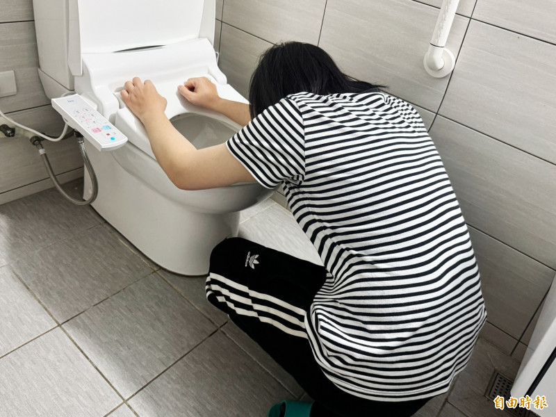 酒後嘔吐物若呈咖啡色或帶血、解黑便,可能是食道與胃的黏膜撕裂傷,應盡快就醫。(記者許麗娟攝) 酒後嘔吐物若呈咖啡色或帶血、解黑便,可能是食道與胃的黏膜撕裂傷,應盡快就醫。(記者許麗娟攝)