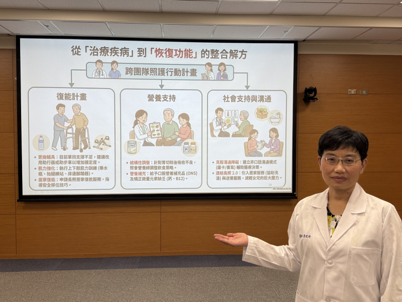 成大醫院高齡醫學部醫師李欣玲指該院運用跨領域、整合照護,幫助一名多共病、跌倒瀕臨失能臥床的九旬柯姓老翁重新站起來及行走,並恢復往日生活能力。(記者王俊忠攝) 成大醫院高齡醫學部醫師李欣玲指該院運用跨領域、整合照護,幫助一名多共病、跌倒瀕臨失能臥床的九旬柯姓老翁重新站起來及行走,並恢復往日生活能力。(記者王俊忠攝)