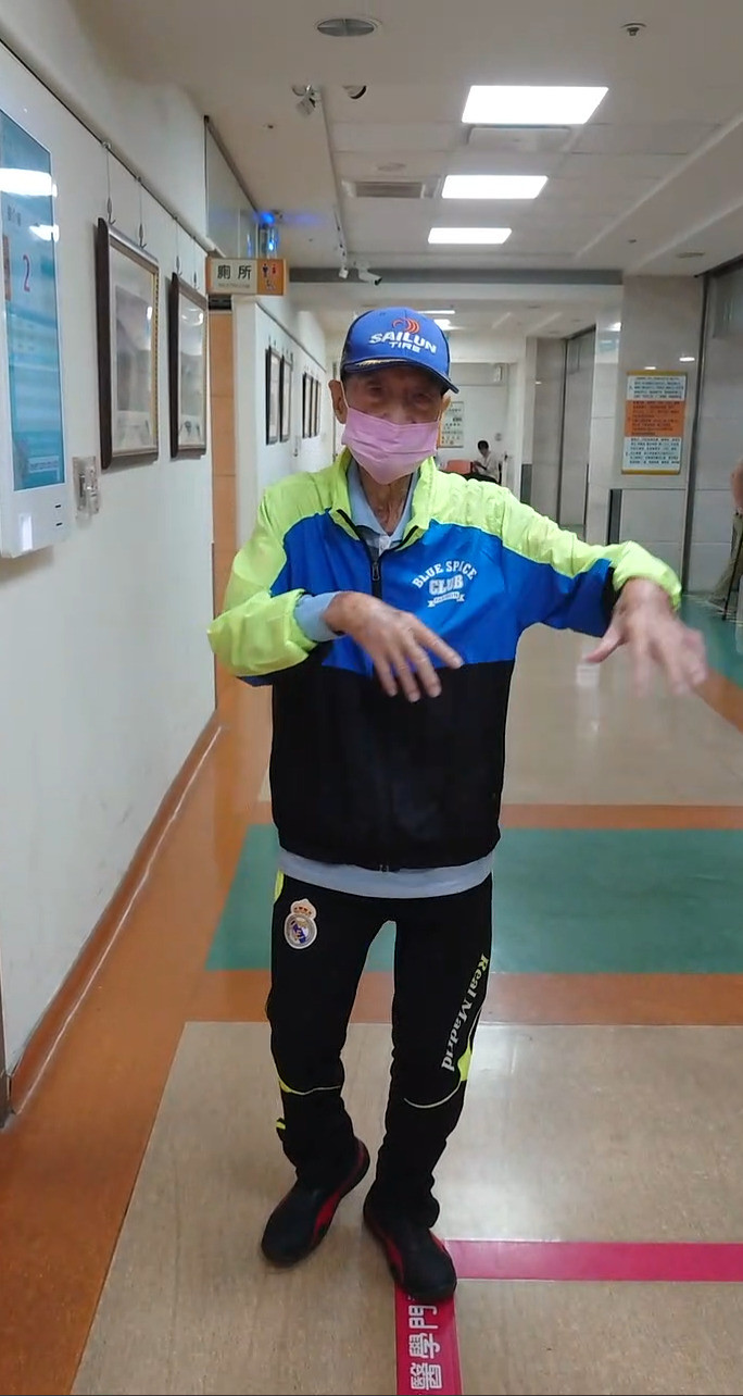 成大醫院高齡醫學團隊協助整合照護的九旬柯翁,不僅能再站起來行走、還能開心手舞足蹈、跳段小舞。(成大醫院提供) 成大醫院高齡醫學團隊協助整合照護的九旬柯翁,不僅能再站起來行走、還能開心手舞足蹈、跳段小舞。(成大醫院提供)