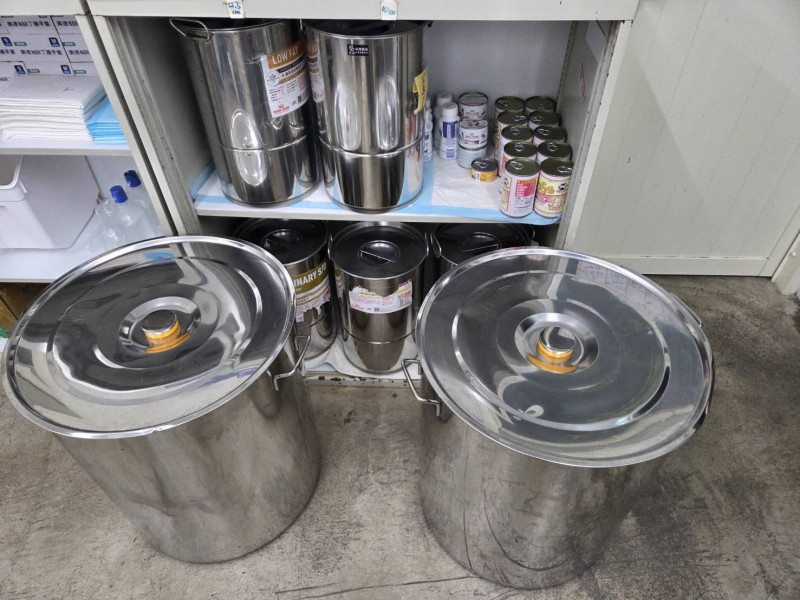 動保處指出,全面設置金屬製飼料桶防止鼠患。(動保處提供) 動保處指出,全面設置金屬製飼料桶防止鼠患。(動保處提供)