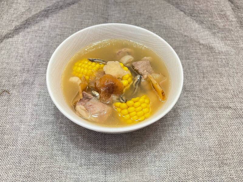 家長若想提升孩子身體保護力,可利用料理方式把藥膳元素加入,例如天麻山藥排骨湯,可以增強活力 。(圖取自《與藥師做朋友②:0~99歲的養生寶典》) 家長若想提升孩子身體保護力,可利用料理方式把藥膳元素加入,例如天麻山藥排骨湯,可以增強活力 。(圖取自《與藥師做朋友②:0~99歲的養生寶典》)