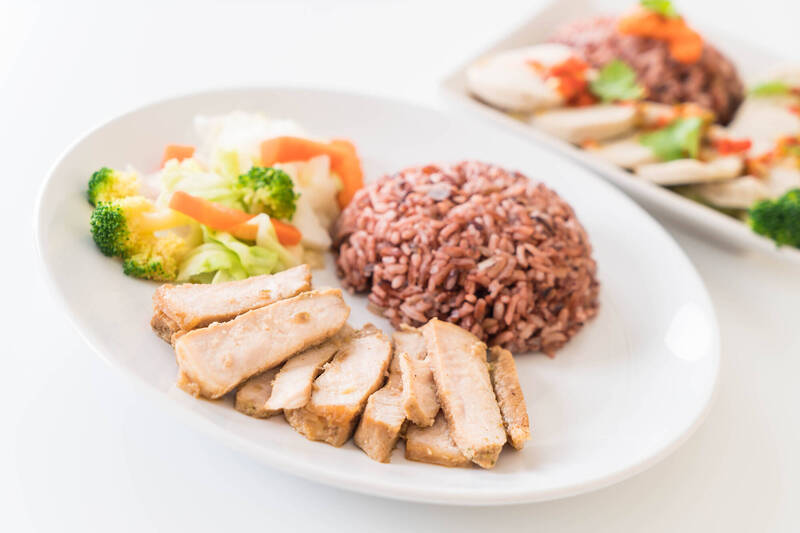 百萬網紅表示，血糖要穩別單吃碳水，可藉聰明食物搭配的科學改善，吃碳水的同時，也一起吃蛋白質、脂肪或纖維；圖為情境照。（圖取自freepik）