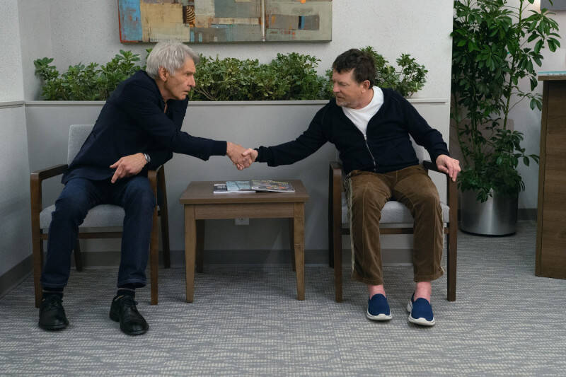 米高福克斯(右)相隔5年後再度演出,他與哈里遜福特同框飆戲《誠實診療室》。(Apple TV 提供)
健康網》米高福克斯罹巴金森氏症再現身 醫:50歲後「4警訊」別拖