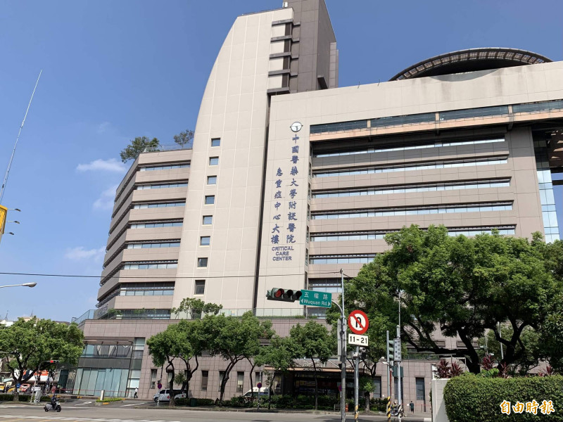 中國附醫今年發全薪1.75個月年終獎金,全院員工每人發給1.6萬元紅包,再加加薪3%。(記者蔡淑媛攝) 中國附醫今年發全薪1.75個月年終獎金,全院員工每人發給1.6萬元紅包,再加加薪3%。(記者蔡淑媛攝)