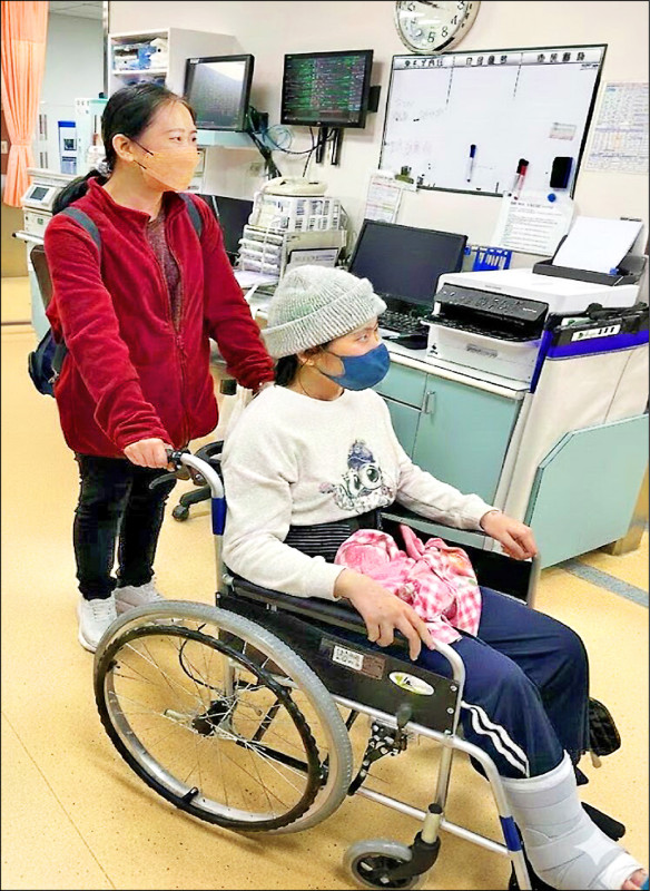 ▲萬女出院當天與母親一起感謝加護病房照護團隊,守護她走過生死關卡。(奇美醫院提供) ▲萬女出院當天與母親一起感謝加護病房照護團隊,守護她走過生死關卡。(奇美醫院提供)