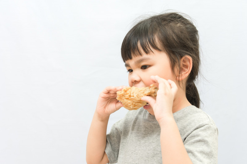 4歲童啃雞翅牙裂險嗆 牙醫揭春節吃美食護牙3原則