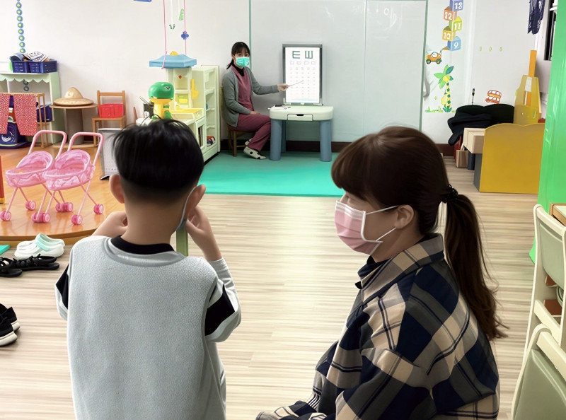 學齡前整合式兒童健康檢查計畫,診所入園篩檢視力。(台中市衛生局提供) 學齡前整合式兒童健康檢查計畫,診所入園篩檢視力。(台中市衛生局提供)