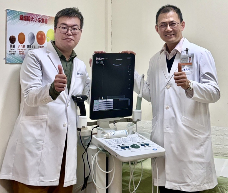 1名39歲壯年男子前往部立新營醫院泌尿科求診,泌尿科主任陳建升在診間使用超音波掃描膀胱,赫然發現1顆2.5公分大的結石,內視鏡手術順利將結石擊碎並取出。(新營醫院提供) 1名39歲壯年男子前往部立新營醫院泌尿科求診,泌尿科主任陳建升在診間使用超音波掃描膀胱,赫然發現1顆2.5公分大的結石,內視鏡手術順利將結石擊碎並取出。(新營醫院提供)