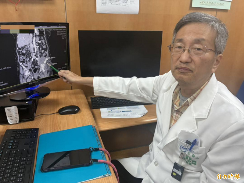 童醫院放射腫瘤科主任葉啟源,筆指處即為患者左側骨盆骶骨處罹患少見的肝樣癌。(記者歐素美攝) 童醫院放射腫瘤科主任葉啟源,筆指處即為患者左側骨盆骶骨處罹患少見的肝樣癌。(記者歐素美攝)