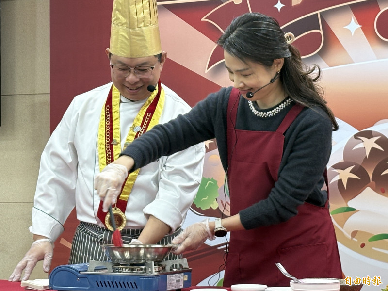 衛福部國民健康署長沈靜芬示範年菜料理。(記者林志怡攝) 衛福部國民健康署長沈靜芬示範年菜料理。(記者林志怡攝)