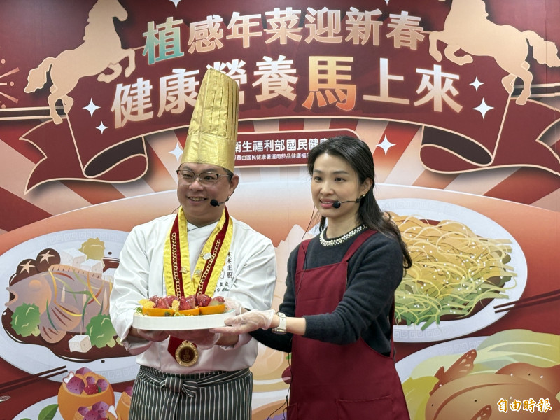 衛福部國民健康署長沈靜芬指出,「植物為主飲食」既能增加蔬菜水果攝取,補充維生素、礦物質與膳食纖維,減少糖、鹽、油的使用,還能兼顧低碳、永續的概念。(記者林志怡攝) 衛福部國民健康署長沈靜芬指出,「植物為主飲食」既能增加蔬菜水果攝取,補充維生素、礦物質與膳食纖維,減少糖、鹽、油的使用,還能兼顧低碳、永續的概念。(記者林志怡攝)