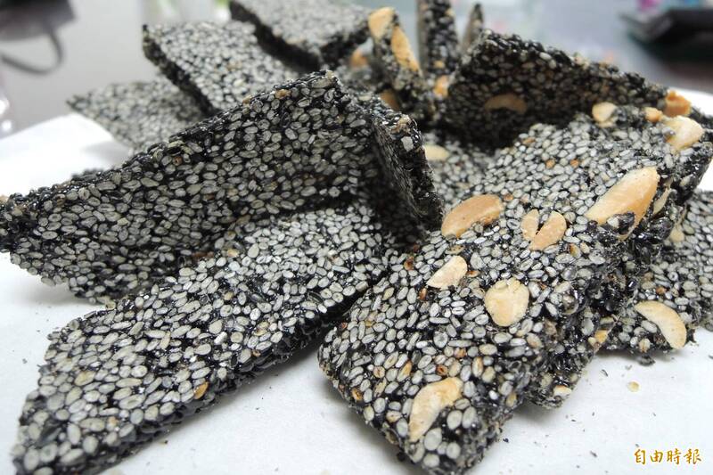 農曆春節就快到,專家建議,民眾可以考慮滋補強身的黑芝麻糖與理氣消脹的陳皮梅等,至於油炸年糕,如果民眾容易上火,年節期間淺嚐就好。示意圖。(資料照) 農曆春節就快到,專家建議,民眾可以考慮滋補強身的黑芝麻糖與理氣消脹的陳皮梅等,至於油炸年糕,如果民眾容易上火,年節期間淺嚐就好。示意圖。(資料照)