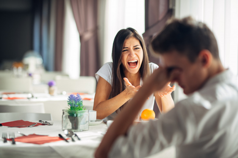 精神科醫師洪敬倫表示,春節是「社會期待與情緒壓力高度集中的時段」,從除夕要回哪裡、紅包該包多少,到親戚間的關心與比較,看似瑣碎,實際上都牽動心理邊界與自我認同,容易讓原本就處於高壓狀態的人撐不住;圖為情境照,圖中人物與本文無關。(圖擷取自shutterstock) 精神科醫師洪敬倫表示,春節是「社會期待與情緒壓力高度集中的時段」,從除夕要回哪裡、紅包該包多少,到親戚間的關心與比較,看似瑣碎,實際上都牽動心理邊界與自我認同,容易讓原本就處於高壓狀態的人撐不住;圖為情境照,圖中人物與本文無關。(圖擷取自shutterstock)