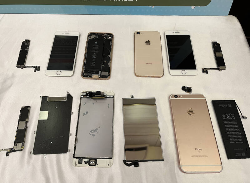 舊手機、3C用品中有鋰電池,臉書專頁「消防神主牌」指出,別以為放電後就安全,它根本就是封裝好的「化學毒氣包」。(資料照) 舊手機、3C用品中有鋰電池,臉書專頁「消防神主牌」指出,別以為放電後就安全,它根本就是封裝好的「化學毒氣包」。(資料照)