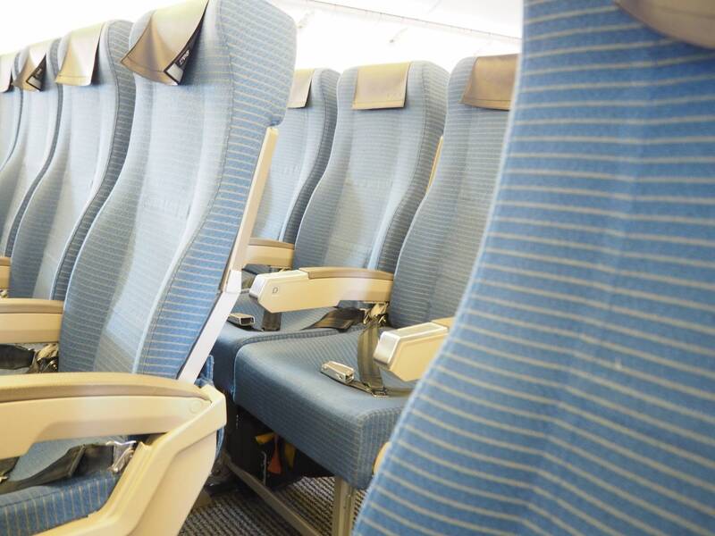 不少人在年節間搭飛機出國玩,但長時間坐著恐引發「經濟艙症候群」。示意圖。(圖取自freepik) 不少人在年節間搭飛機出國玩,但長時間坐著恐引發「經濟艙症候群」。示意圖。(圖取自freepik)