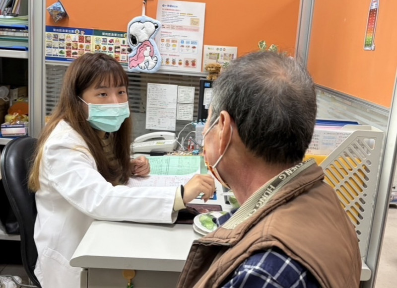 台南麻豆新樓醫院社區健康中心營養師莊欣諭指導如何吃年菜避免吃進高鹽高糖高油脂造成身體負擔。(麻豆新樓醫院提供) 台南麻豆新樓醫院社區健康中心營養師莊欣諭指導如何吃年菜避免吃進高鹽高糖高油脂造成身體負擔。(麻豆新樓醫院提供)