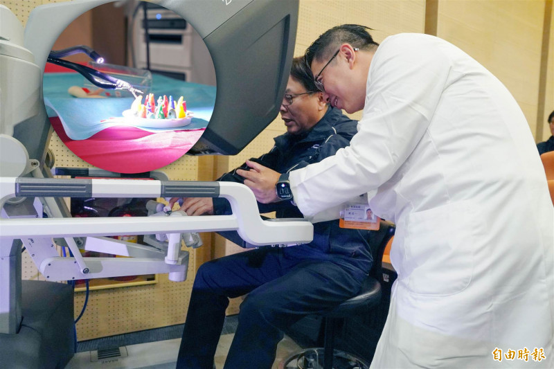 新北市副市長劉和然嘗試操作達文西單孔機器手臂系統。(記者翁聿煌攝) 新北市副市長劉和然嘗試操作達文西單孔機器手臂系統。(記者翁聿煌攝)