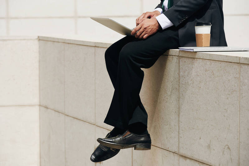 大家坐著習慣雙腿交叉,蹺二郎腿,骨科醫師許芳偉提醒,恐造成梨狀肌症候群。示意圖,圖中人物與新聞無關。(圖取自freepik) 大家坐著習慣雙腿交叉,蹺二郎腿,骨科醫師許芳偉提醒,恐造成梨狀肌症候群。示意圖,圖中人物與新聞無關。(圖取自freepik)