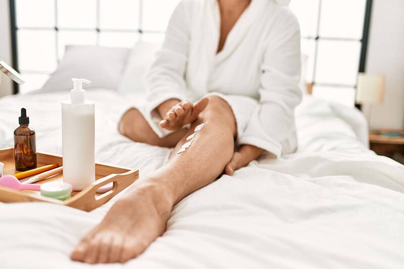 皮膚科醫師宋奉宜提醒,需使用無香精、低刺激的潤膚產品之外,謹記保濕是「安全成分」與「適度滲入」。示意圖,圖中人物與新聞無關。(圖取自shutterstock) 皮膚科醫師宋奉宜提醒,需使用無香精、低刺激的潤膚產品之外,謹記保濕是「安全成分」與「適度滲入」。示意圖,圖中人物與新聞無關。(圖取自shutterstock)