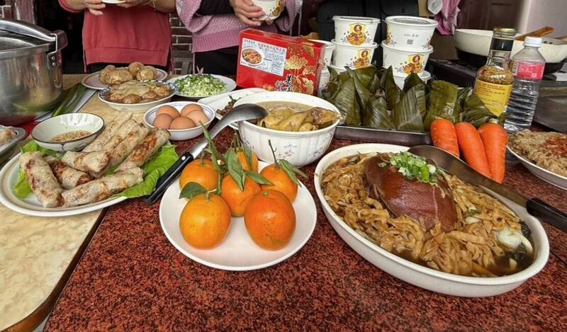 很多人將過年假期視為一場意志力與口腹之慾的戰爭,功能醫學營養師呂美寶表示,這種「全有或全無」的對抗心理,往往才是導致失控的源頭。(資料照) 很多人將過年假期視為一場意志力與口腹之慾的戰爭,功能醫學營養師呂美寶表示,這種「全有或全無」的對抗心理,往往才是導致失控的源頭。(資料照)