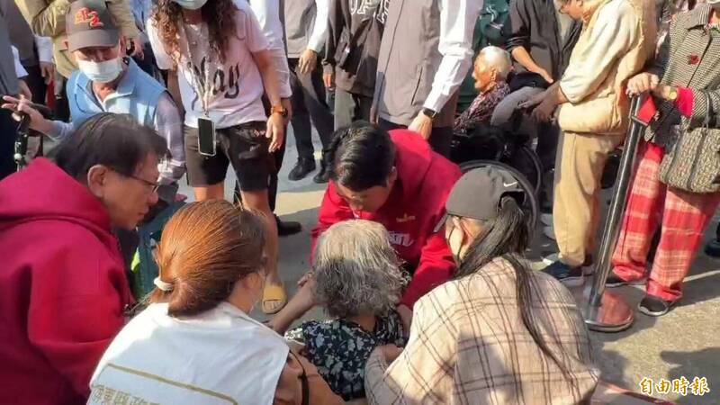 總統賴清德在屏東發放福袋時,疑似因天氣太熱,一名阿嬤排隊昏倒。(記者葉永騫攝) 總統賴清德在屏東發放福袋時,疑似因天氣太熱,一名阿嬤排隊昏倒。(記者葉永騫攝)