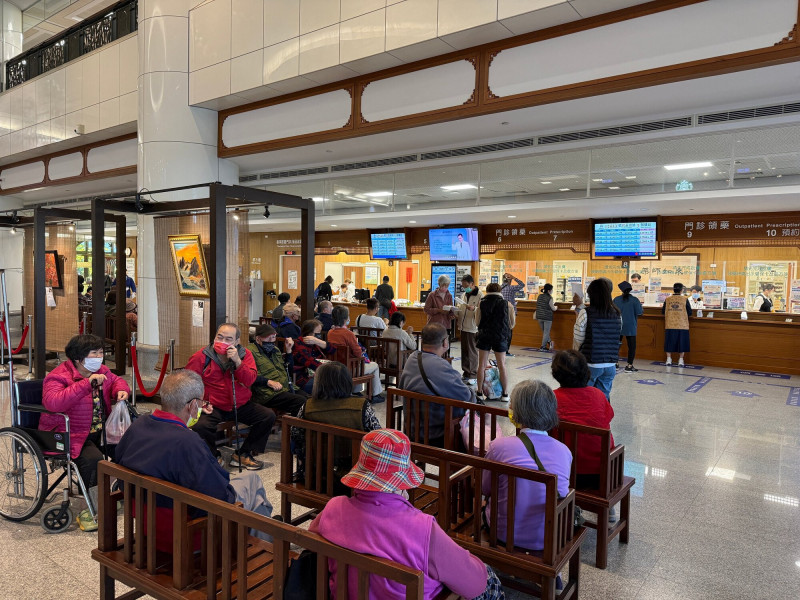 春節連假結束,台中慈濟醫院今天正常營運,門診、檢驗醫學科抽血站與藥局一早湧現大量人潮。(台中慈濟醫院提供) 春節連假結束,台中慈濟醫院今天正常營運,門診、檢驗醫學科抽血站與藥局一早湧現大量人潮。(台中慈濟醫院提供)