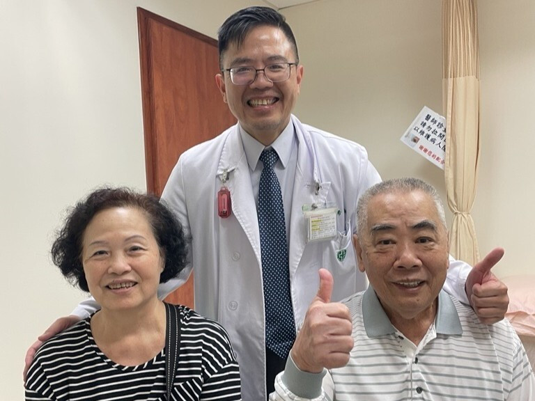 李先生選擇SBRT治療並重拾健康，治療後與妻子及謝忱希合影。（亞東醫院提供）