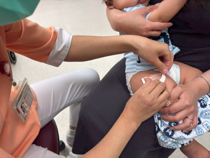 貼上透明薄膜敷料。（淡水馬偕醫院提供）