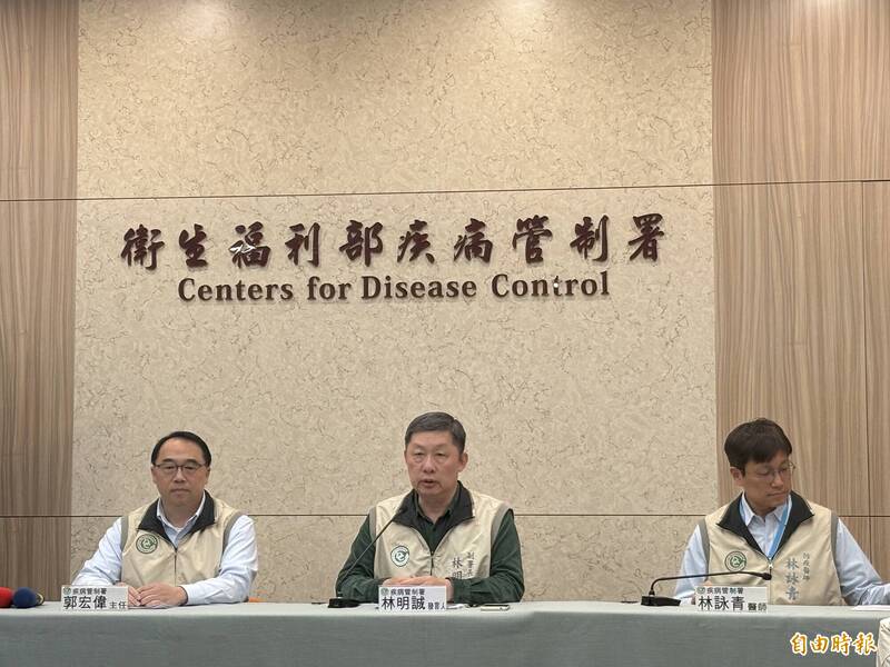 疾管署副署長林明誠（中）呼籲，勤洗手是預防腸病毒最有效方法。（記者侯家瑜攝）