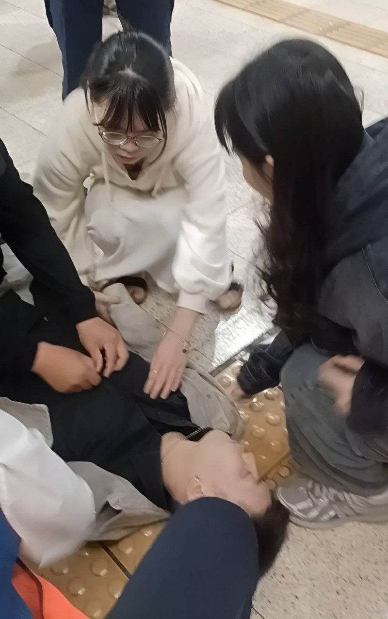 台北車站第三月台男子昏迷,熱心護理師搶救。(民眾提供) 台北車站第三月台男子昏迷,熱心護理師搶救。(民眾提供)