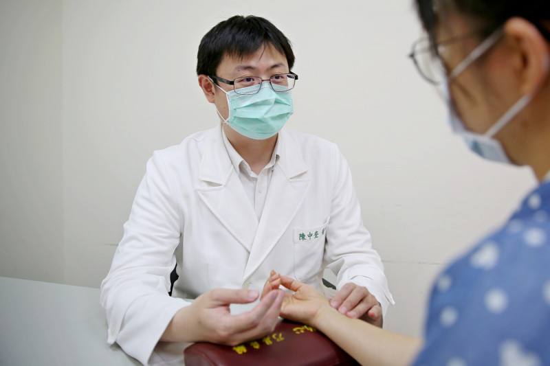 花蓮慈濟醫院中醫預防醫學中心副主任陳中奎表示,春季養生除養肝外,也要兼顧脾胃調理,建議維持早睡早起、規律作息,讓陽氣自然生發而不過亢。(花蓮慈院提供) 花蓮慈濟醫院中醫預防醫學中心副主任陳中奎表示,春季養生除養肝外,也要兼顧脾胃調理,建議維持早睡早起、規律作息,讓陽氣自然生發而不過亢。(花蓮慈院提供)