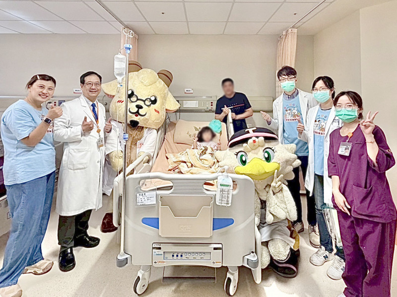 TAKAMEI、羊醫師醫院送暖   為病童加油打氣