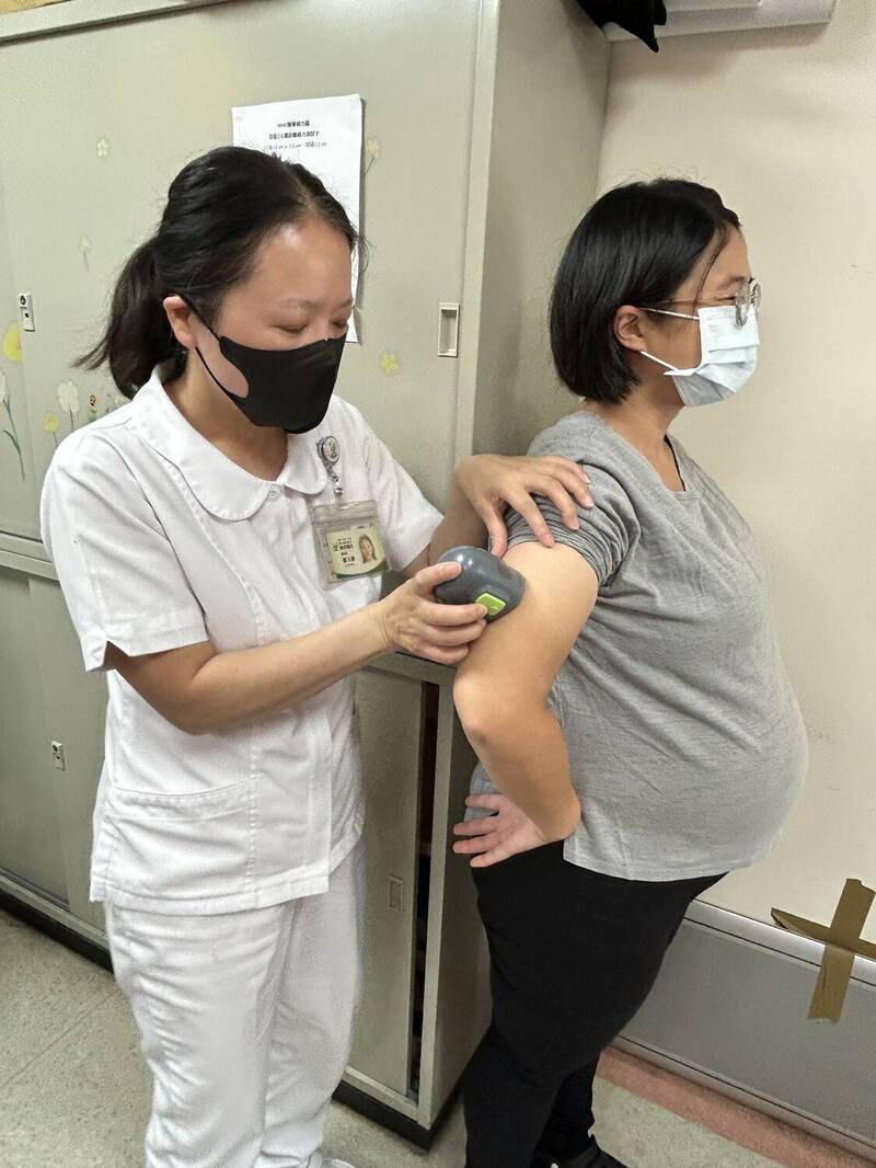 36歲陳姓女子體重破百,好不容易成功懷孕,卻確診為妊娠糖尿病,經衛生福利部豐原醫院建議裝設連續性血糖監測器(CGM),成功產下女嬰。(豐原醫院提供) 36歲陳姓女子體重破百,好不容易成功懷孕,卻確診為妊娠糖尿病,經衛生福利部豐原醫院建議裝設連續性血糖監測器(CGM),成功產下女嬰。(豐原醫院提供)