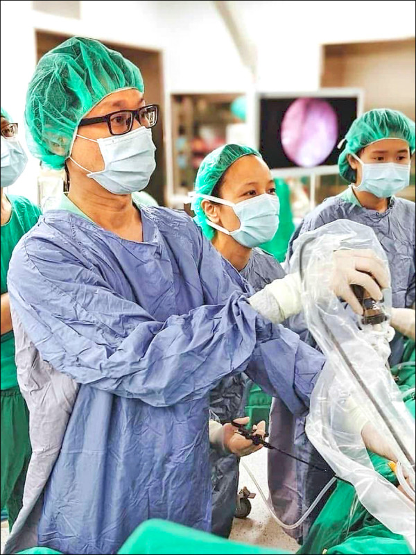▲蕭勝文醫師領導的跨院區醫療團隊,完成罕見的胎兒內視鏡脊柱裂修補微創手術。(長庚醫院提供) ▲蕭勝文醫師領導的跨院區醫療團隊,完成罕見的胎兒內視鏡脊柱裂修補微創手術。(長庚醫院提供)