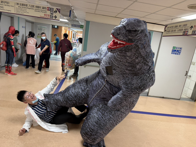哥吉拉入侵醫院？「星際義工隊」暖訪耕莘醫院兒童病房