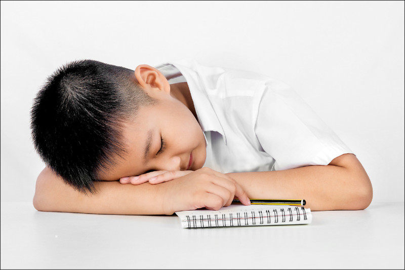 ▲孩子睡滿8小時上課還打瞌睡，也要留心是否為睡眠呼吸中止症；圖為情境照。（照片來源：shutterstock）