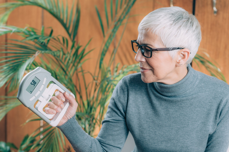肌肉流失擋不住？   醫曝3招減緩退化 走路變慢、握力變差都是警訊