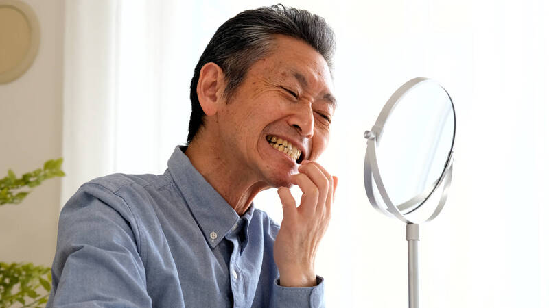 不少人飽受口腔異味困擾,牙醫師廖婉汝在Thread上提出建議。示意圖,圖中人物與新聞無關。(圖取自shutterstock)
健康網》口臭為何產生?刷舌苔除異味?牙醫解惑