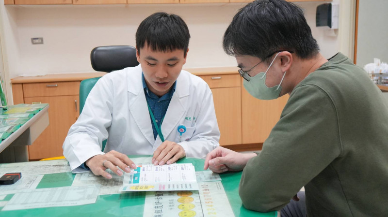 好暖！嘉市醫師許明恩勤學印尼、越南語  外籍移工就醫語言無礙