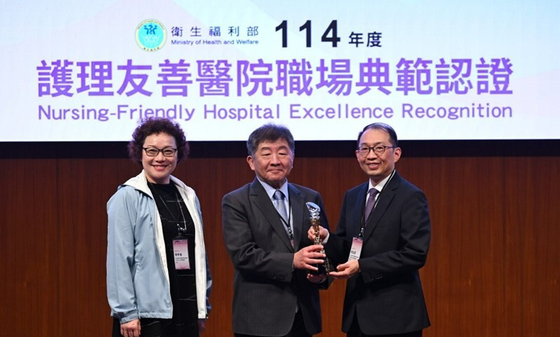 行政院政務委員陳時中(中)頒發「護理友善醫院職場典範認證」,新竹台大分院副院長蔡孟昆(右)代表受獎,護理部主任李芳珊(左)同台。(新竹台大分院提供) 行政院政務委員陳時中(中)頒發「護理友善醫院職場典範認證」,新竹台大分院副院長蔡孟昆(右)代表受獎,護理部主任李芳珊(左)同台。(新竹台大分院提供)