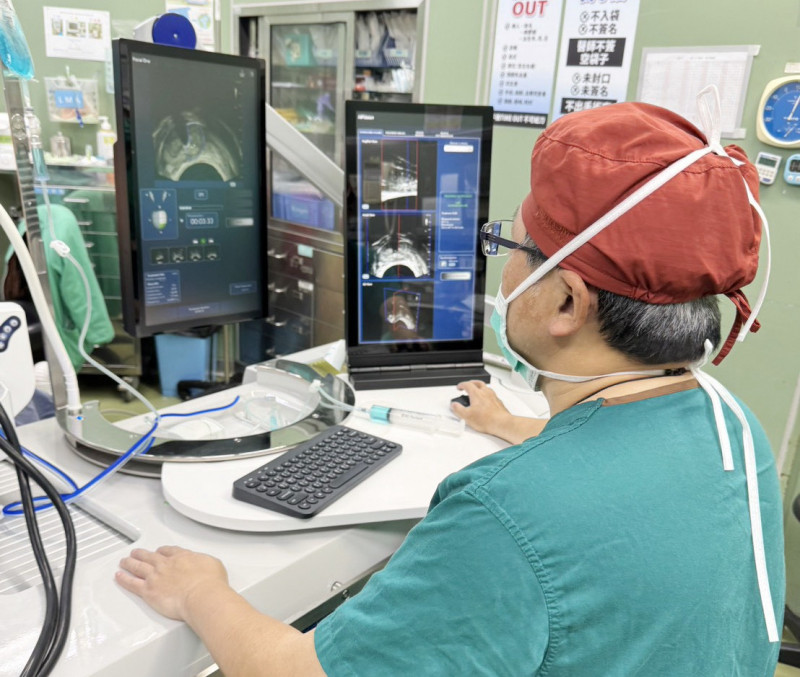 澄清醫院泌尿外科主治醫師林孟嚴操作海神刀消融攝護腺癌。(記者蔡淑媛翻攝) 澄清醫院泌尿外科主治醫師林孟嚴操作海神刀消融攝護腺癌。(記者蔡淑媛翻攝)